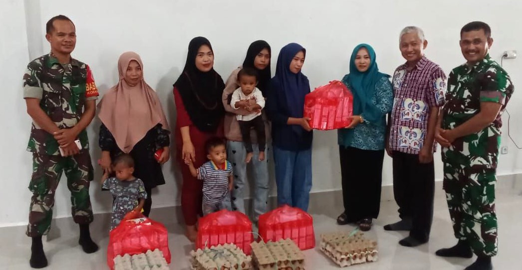 Ketua TP PKK Rumbia Tengah Andi Suriyani didampingi Danramil dan Camat Rumbia tengah Meneyerahkan Bantuan Kepada Ibu Hamil dan Menyusui 