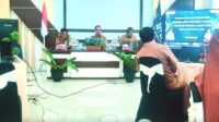 Kepala Bappeda Bombana, Husrifnah Rahim (Tengah)