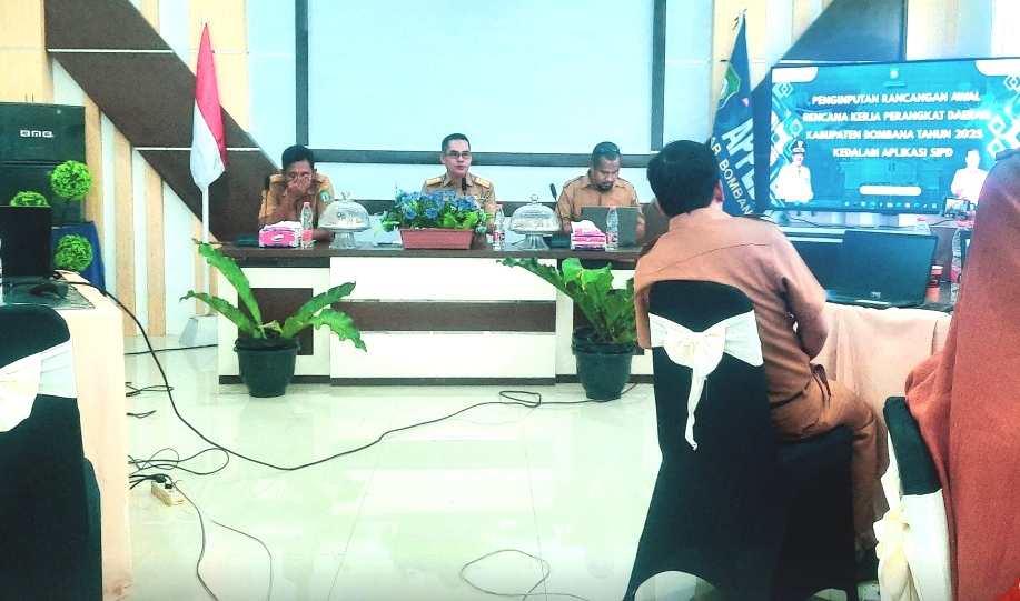 Kepala Bappeda Bombana, Husrifnah Rahim (Tengah)