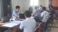 Tim Inspektorat Bombana saat melakukan Review Dana BOS
