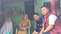 Dinsos dan Pendamping PKH saat mengunjungi Lansia Penerima PKH