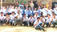 Tim Kesbangpol Bombana foto bersama usai sosialisai di sekolah