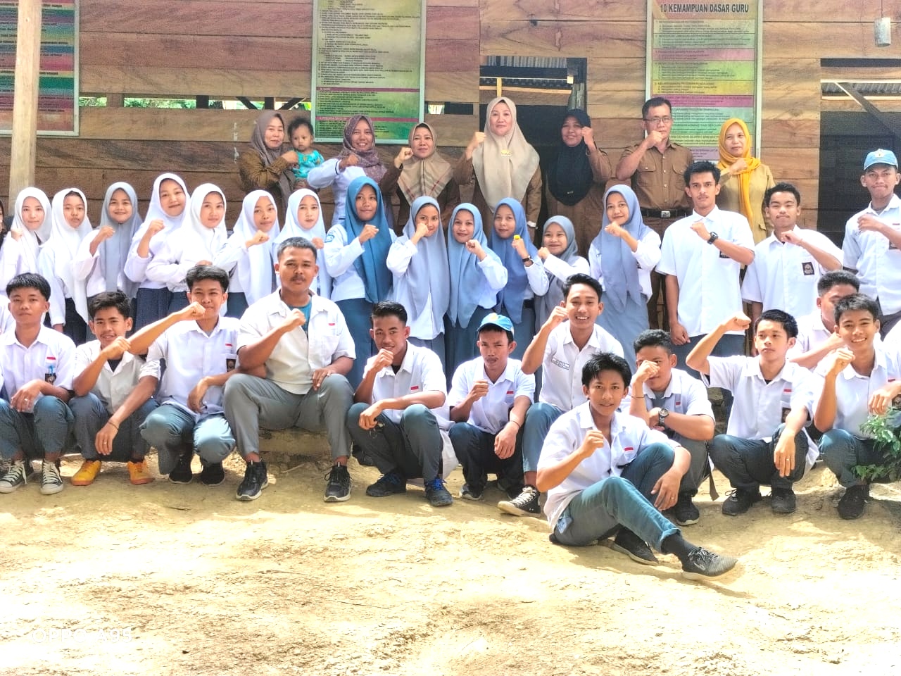 Tim Kesbangpol Bombana foto bersama usai sosialisai di sekolah
