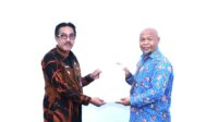 Pj. Bupati Bombana, Drs. Edy Suharmanto, M.Si (kiri) dan Kepala Ombudsman RI Perwakilan Sultra, Mastri Susilo, S.Pd.,M.P (Kanan)