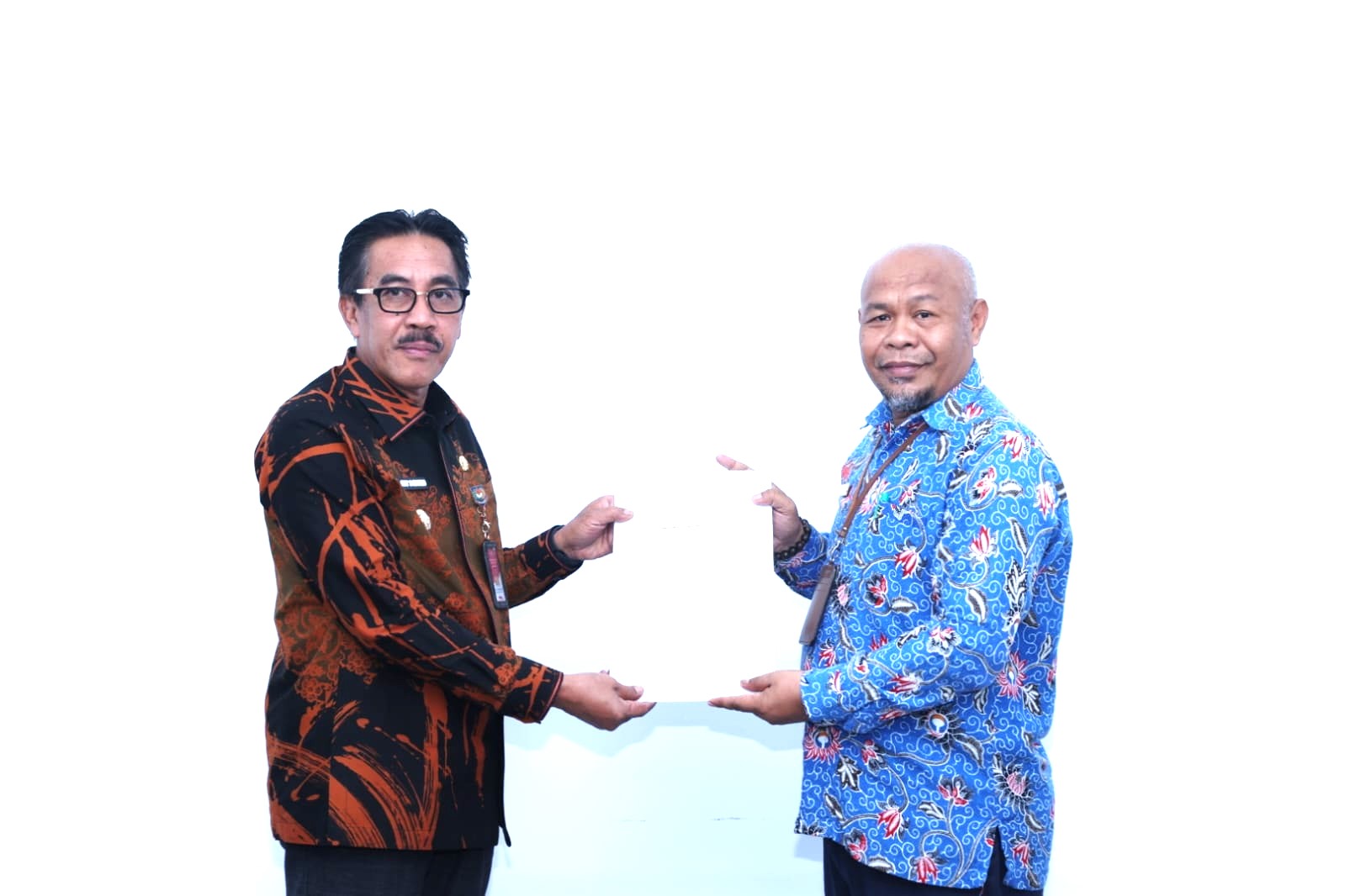 Pj. Bupati Bombana, Drs. Edy Suharmanto, M.Si (kiri) dan Kepala Ombudsman RI Perwakilan Sultra, Mastri Susilo, S.Pd.,M.P (Kanan)