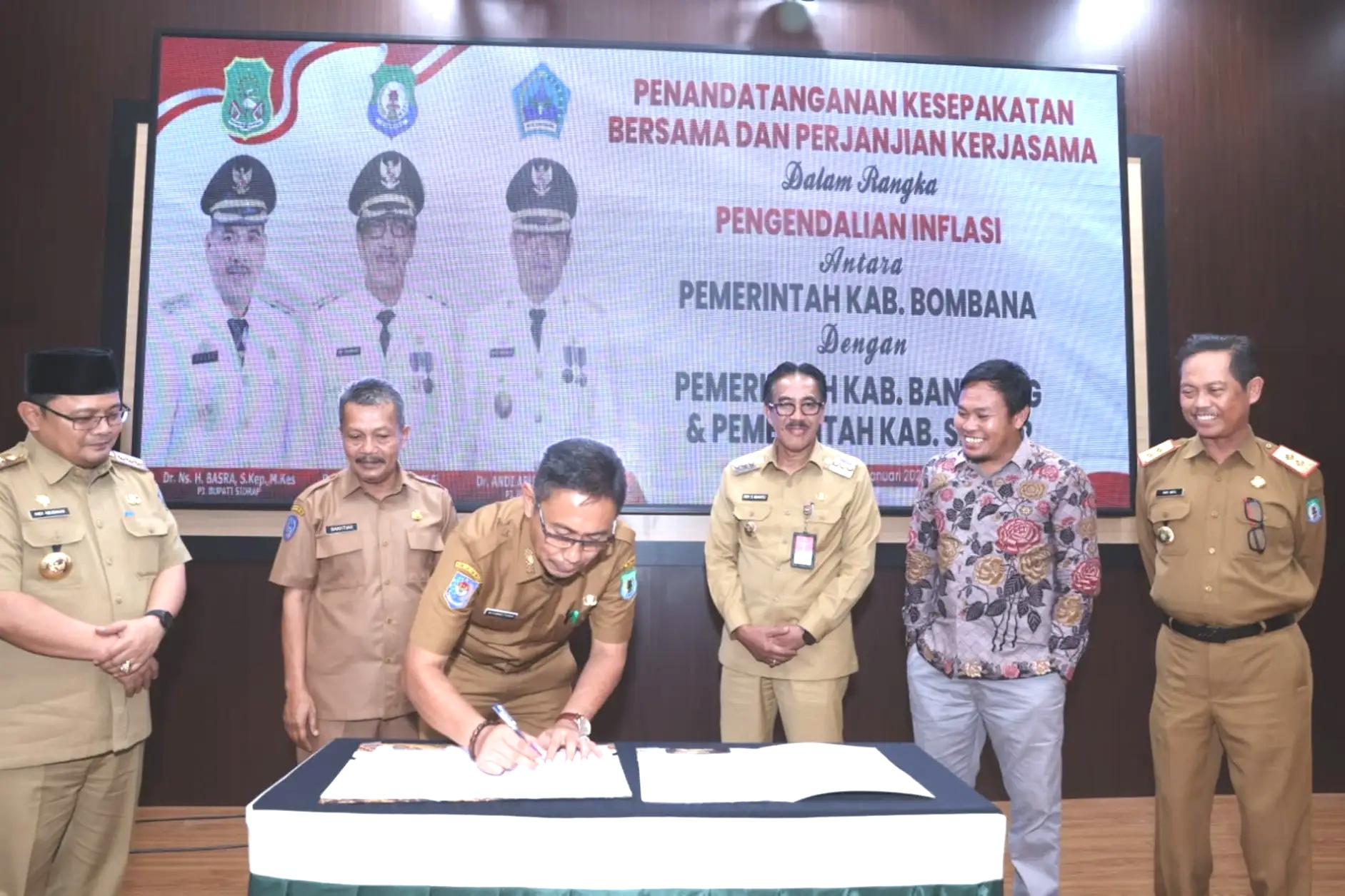 Kepala Dinas Pertanian Bombana Muhammad Siarah saat menandatangani MoU
