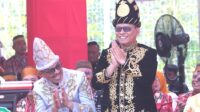Pj. Bupati Kolaka Utara Sukanto Toding (kiri)
