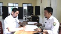 Kadis Kominfos Bombana Sofian Baco (Kanan) saat menerima Penandatanganan Pakta Integritas salah satu pejabat lingkup Kominfos