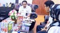 PJ. Bupati Bombana, Edy Suharmanto (Kiri) saat menerima kunjungan koordinasi Kepala DPPKB Bombana