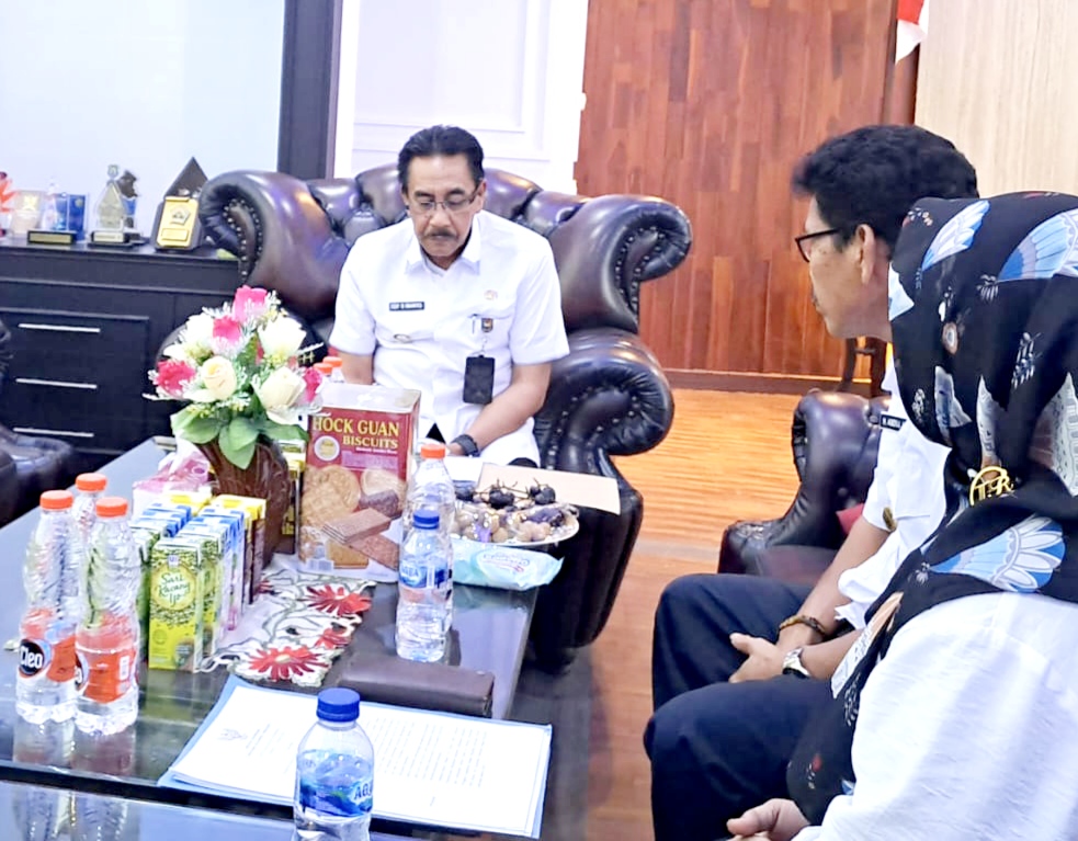 PJ. Bupati Bombana, Edy Suharmanto (Kiri) saat menerima kunjungan koordinasi Kepala DPPKB Bombana