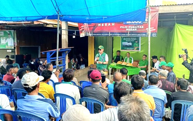 Ketua DPW PPP Andi Sumangerukka (ASR) saat menyampaikan orasi politiknya dihadap ratusan nelayan Bombana