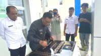 Penjabat Bupati Kolaka Utara, Dr.Ir.Sukanto Toding,MSP,MA saat meresmikan penggunaan Kantor