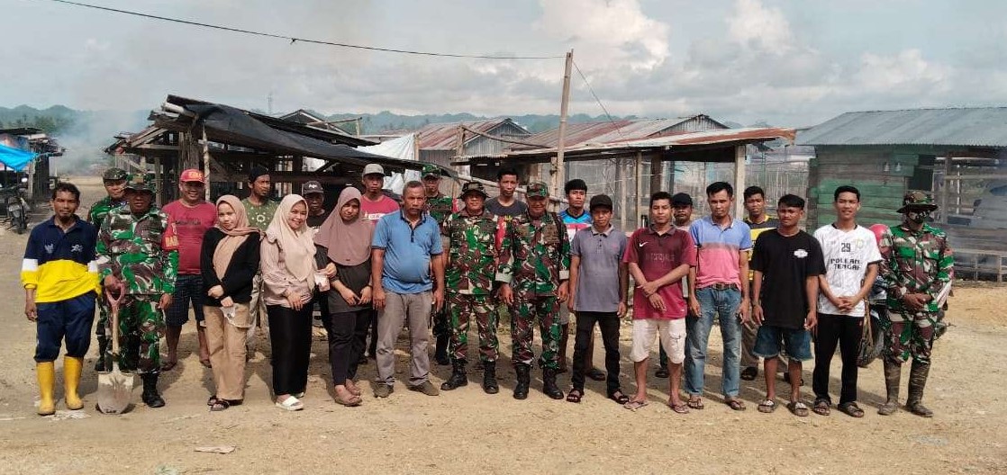 Foto bersama Personel Koramil 1431/Poleang dan Masyarakat setelah Kerja Bakti bersihklan Pasar Paria