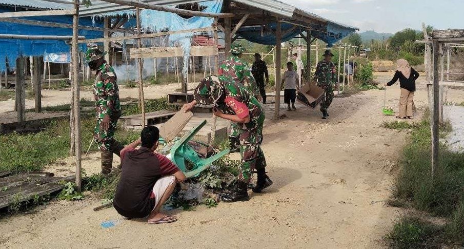 Personel Kotramil 1431/Poleang dan Masyarakat Kerja Bakti bersiohklan Pasar Paria 