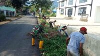 Personel Koramil 1431-01/Rumbia Kodim 1431/Bombana melaksanakan Kerja Bakti bersama Masyarakat Kelurahan Lauru