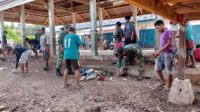 Personel Koramil 02/Kabaena melaksanakan Kerja Bakti Bersama Masyarakat dan Pedagang