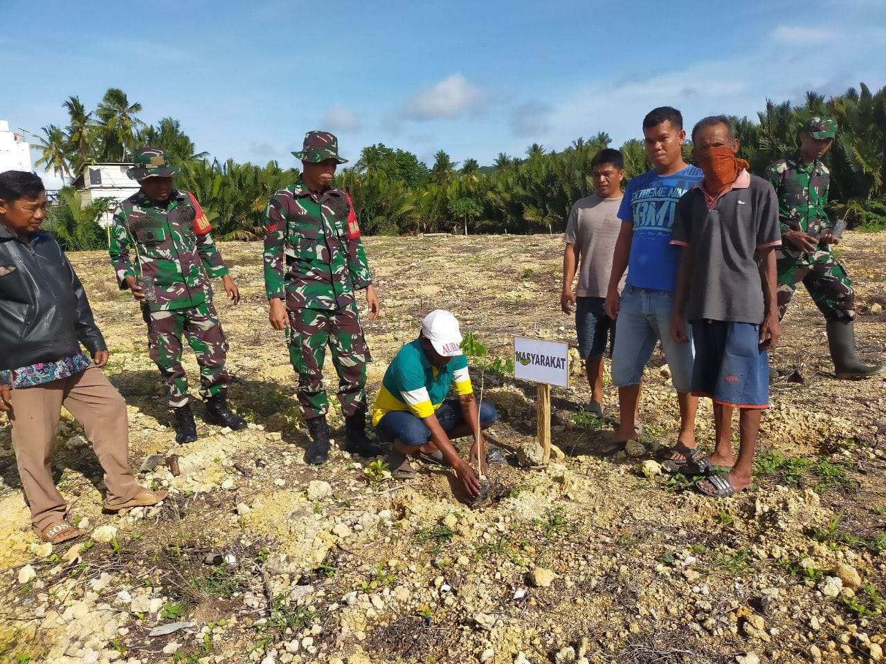 Personel Koramil 1431-03/Poleang Kodim 1431/Bombana dan Kepala Desa Masyarakat Gotong Royong tanam Pohon