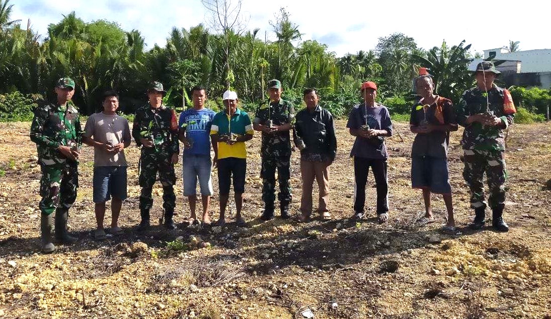 Personel Koramil 1431-03/Poleang Kodim 1431/Bombana dan Kepala Desa Masyarakat Foto bersama sebelum penanaman Pohon   