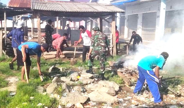 Personel Koramil 1431-01/Rumbia Kodim 1431/Bombana Laksanakan Kerja Bakti bersama Masyarakat desa Lora dan Pulau Tambako
