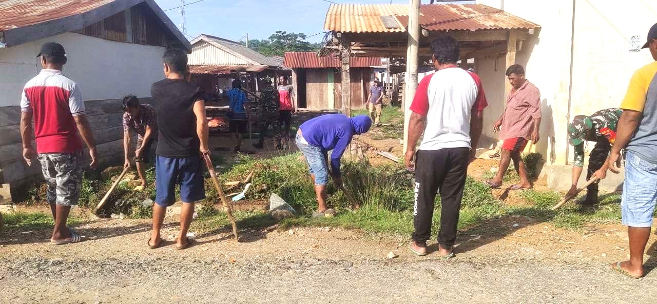 Personel Koramil 1431-01/Rumbia Kodim1431/Bombana melkasanakan kerja bakti permbersihan pasar Lora