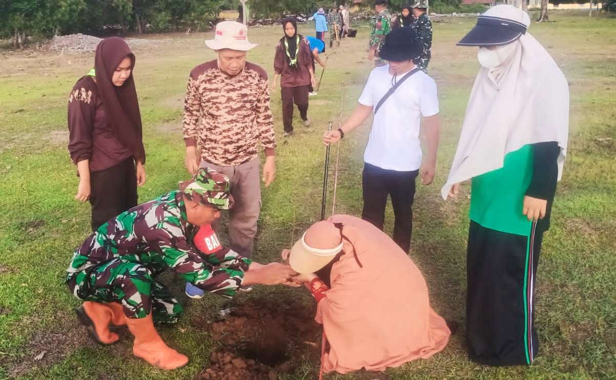 Babinsa Koramil 02/Kabaena Kodim1431/Bombana Tanam pohon Pelindung bersama Masyarakat 