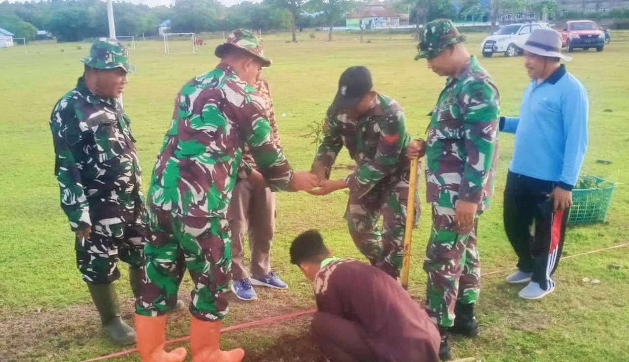 Babinsa Koramil 02/Kabaena Kodim1431/Bombana Tanam pohon Pelindung bersama Masyarakat 