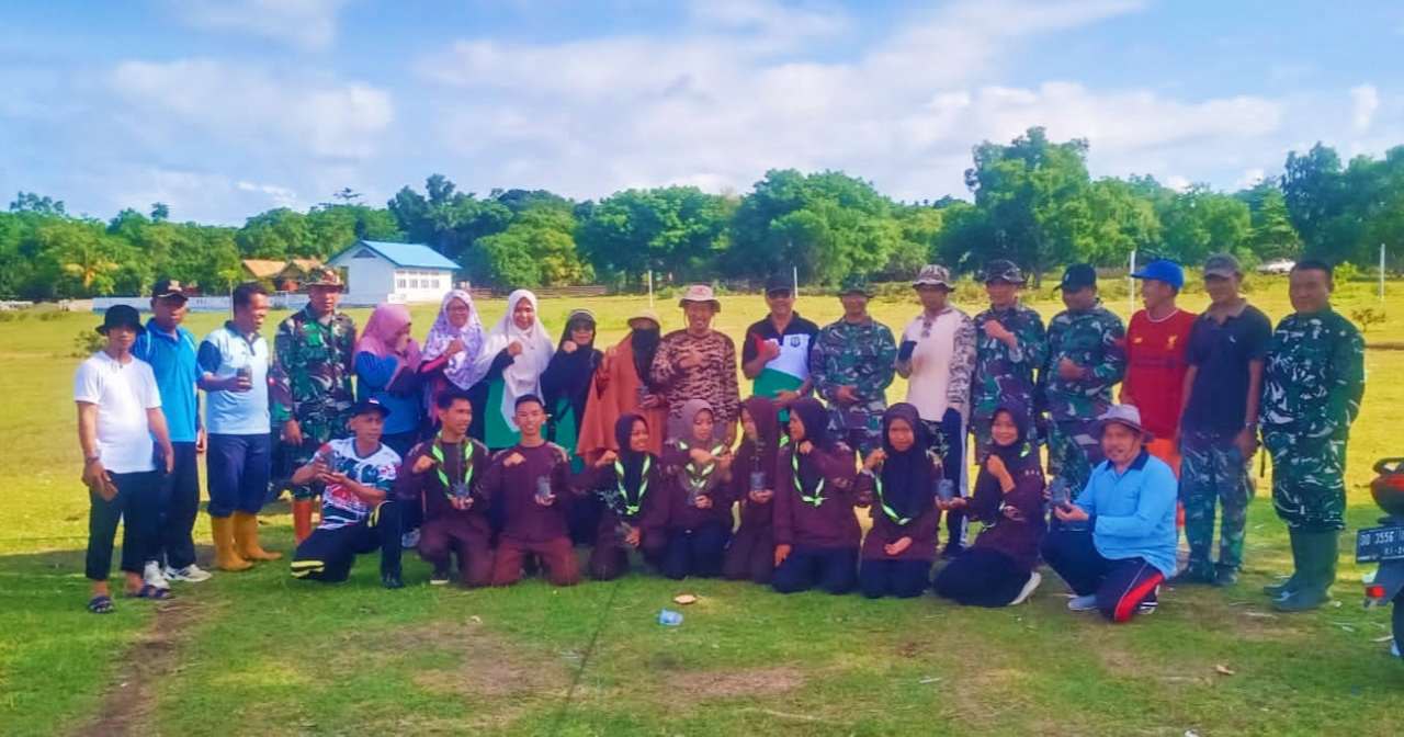 Foto Bersama Personel Koramil 02/Kabaena Kodim1431/Bombana bersama Camat, Masyarakat, dan Pramuka setelah penanman Pohon