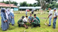 Personel Koramil 1431-02/Kabaena Melaksanakan penanaman Pohon bersama Siswa-Siswi SMK 08 Bombana
