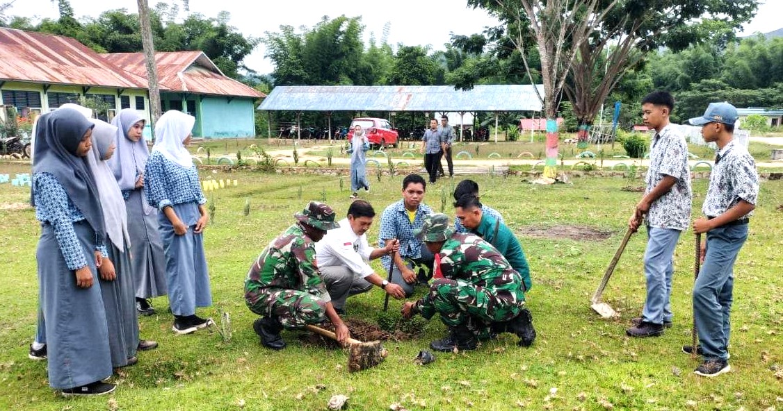 Personel Koramil 1431-02/Kabaena Melaksanakan penanaman Pohon bersama Siswa-Siswi SMK 08 Bombana
