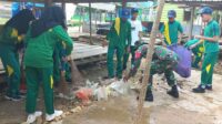 Babinsa Koramil 03/Poleang Kodim 1431/Bombana Melaksanakan pembersihan Pasar bersama Siswa SMP GBN