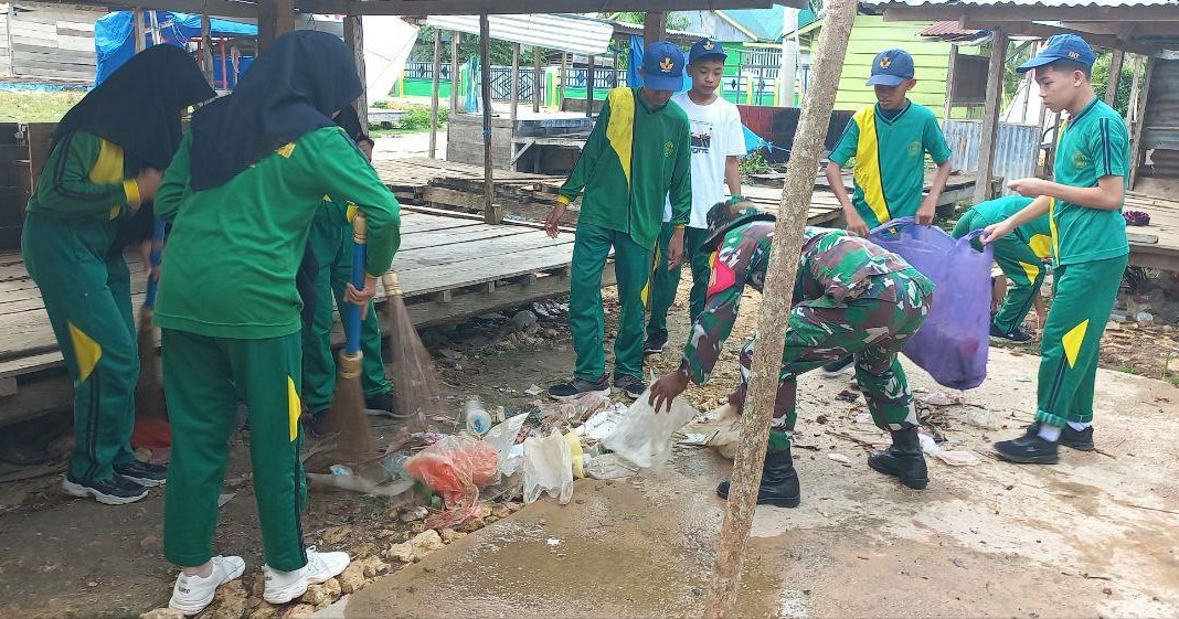 Babinsa Koramil 03/Poleang Kodim 1431/Bombana Melaksanakan pembersihan Pasar bersama Siswa SMP GBN
