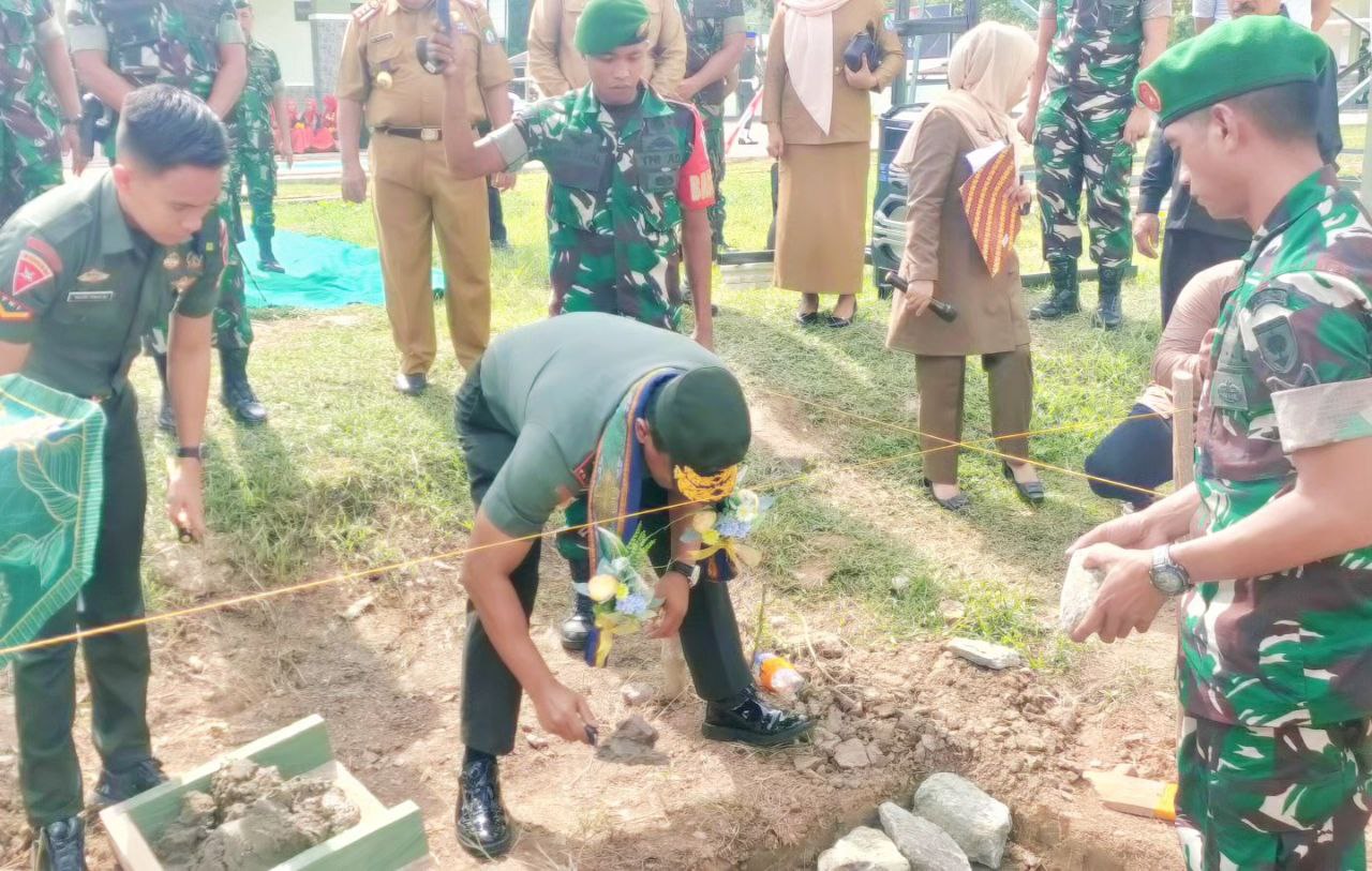 Danrem 143/HO Brigjen TNI Ayub Akbar melakukan peletakan Batu Pertama pembangunan Mushallah Asy-Asyams Kodim Bombana