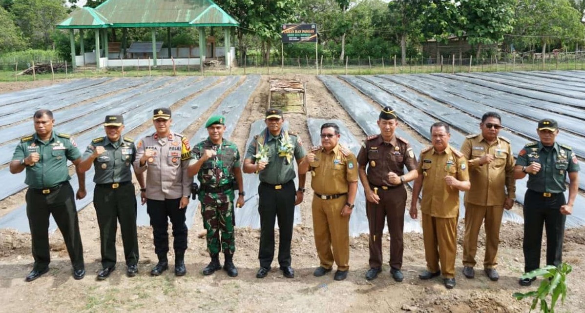 Danrem 143/HO Brigjen TNI Ayub Akbar dan Rombongan Foto bersama dengan Forkopimda di Halan Hanpangan Kodim Bombana