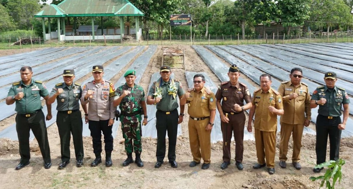 Danrem 143/HO Brigjen TNI Ayub Akbar dan Rombongan Foto bersama dengan Forkopimda di Halan Hanpangan Kodim Bombana 