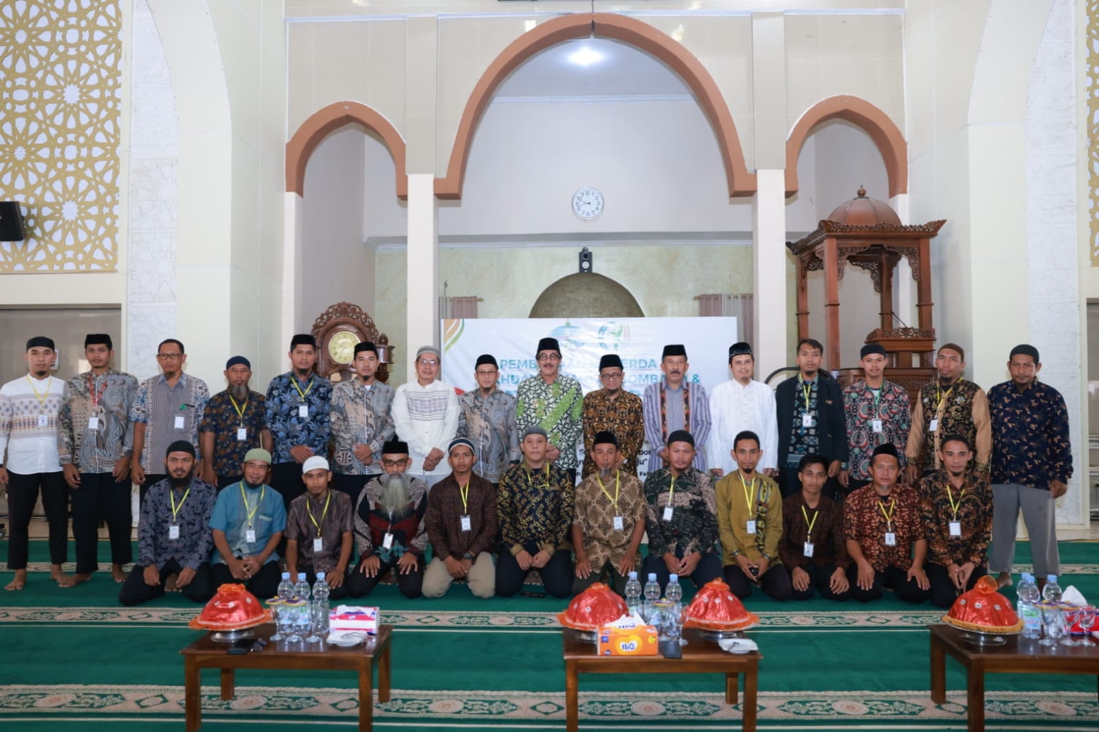 Foto Bersama Usai Pembukaan Mukerda Ke-XII Wahdah Islamiyah Bombana