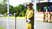 Pj. Bupati Kolaka Utara, Dr. Ir. Sukanto Toding saat memimpin Apel