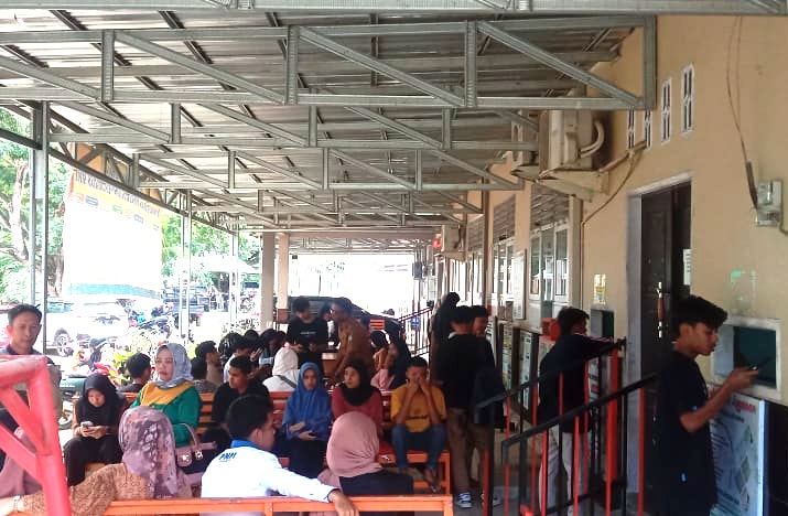 Warga Antri untuk melakukan Perekaman eKTP