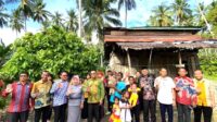 Penjabat Bupati Kolaka Utara, Dr. Ir. Sukanto Toding, MSP, MA bersama rombongan saat menyerahkan bantuan BAS