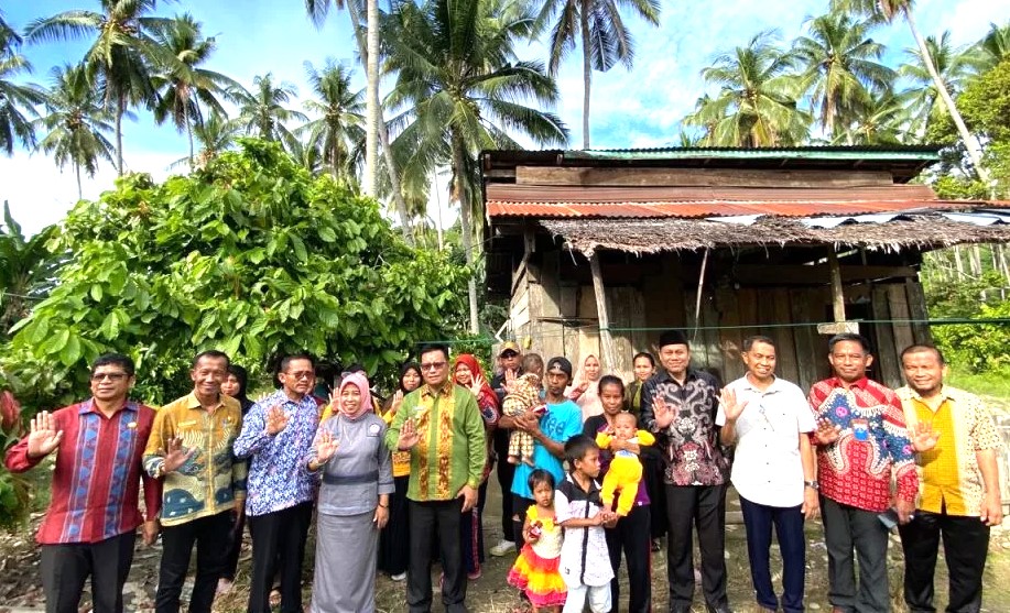 Penjabat Bupati Kolaka Utara, Dr. Ir. Sukanto Toding, MSP, MA bersama rombongan saat menyerahkan bantuan BAS