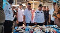 PJ. Bupati Kolut Sukanto Toding bersama Tim TPID saat melakukan sidak