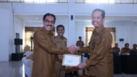 Pj. Bupati Bombana Edy Suharmanto (Kiri) dan Sekda Bombana Man Arfa (Kanan)