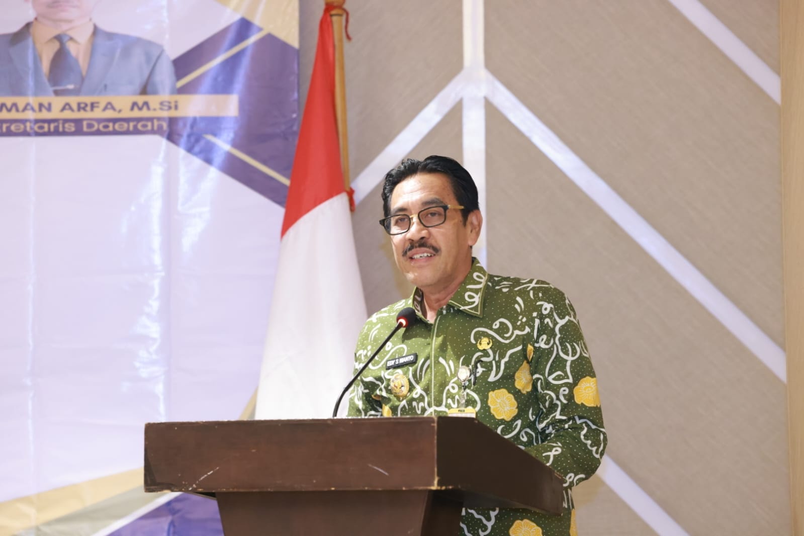 Pj. Bupati Bombana, Edy Suharmanto saat menyampaikan sambutannya