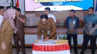 Pj. Bupati Bombana, Drs. Edy Suharmanto, M.Si, saat menandatangani MoU