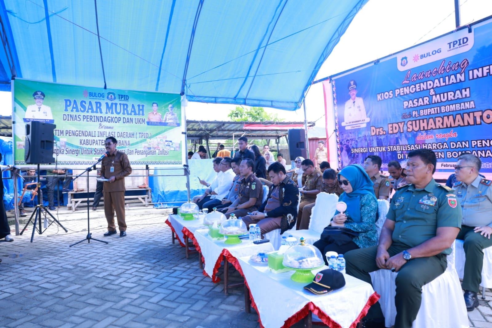 Pj. Bupati Bombana, Drs. Edy Suharmanto, M.Si saat melauncing kios pengendalian inflasi