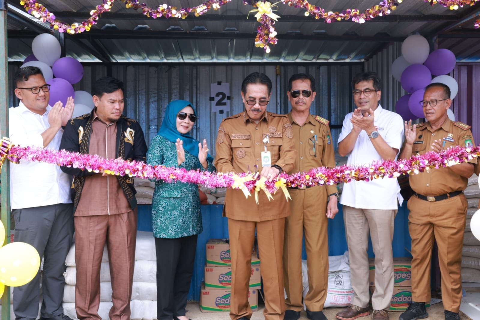 Pj. Bupati Bombana, Drs. Edy Suharmanto, M.Si launcing kios pengendalian inflasi