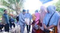 Pj. Bupati Bombana Edy Suharmanto saat menyerahkan Paket Lebaran kepada warga