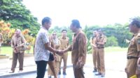 HRD-GA PT. Jhonlin Batu Mandiri, Mimin Gunawan (Kiri) dan Pj. Bupati Bombana Drs. Edy Suharmanto, M.Si (Kanan)