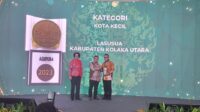Dr. Ir. Sukanto Toding (Kanan) saat menerima penghargaan