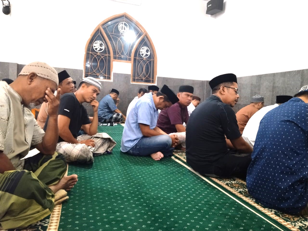 Jamaah Masjid Al-Ikhlas Kemenag saat mendengarkan Kultum