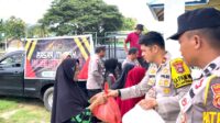 Kapolsek Lantari Jaya IPDA Prasetyo Nento saat melayani warga pembeli
